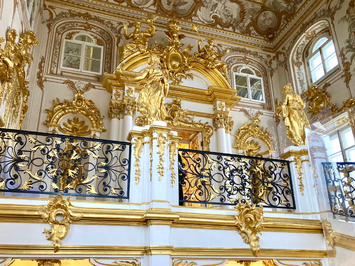 Парадная лестница в Большом Петергофском дворце. Фото автора.