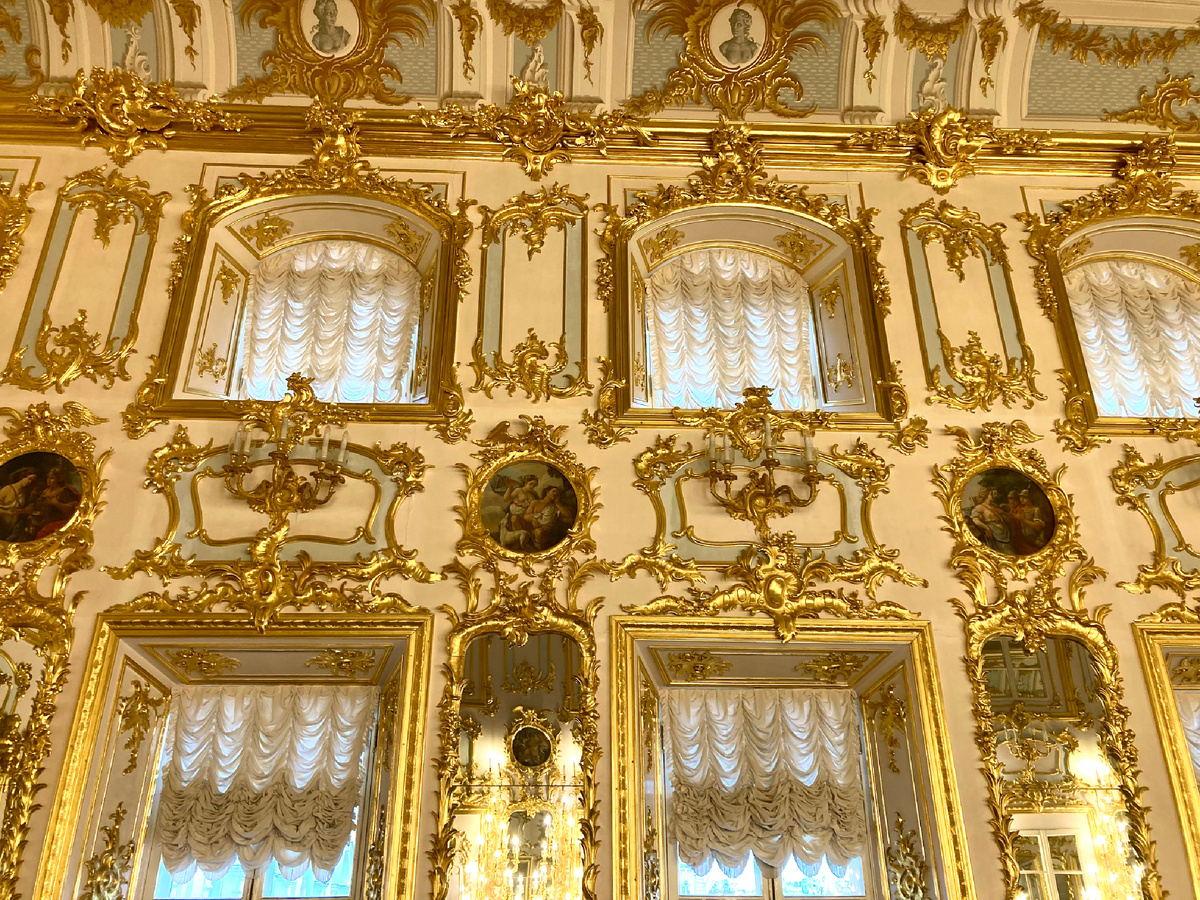 Танцевальный зал в Большом Петергофском дворце. Фото автора. 