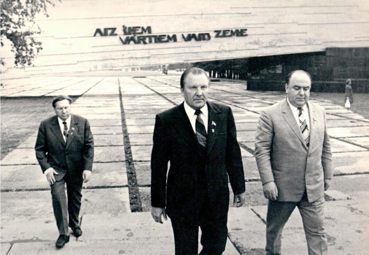 Мемориальный комплекс Саласпилс. В центре Август Восс, справа Семен Цвигун. (Фото с сайта generaltsvigun.ru)