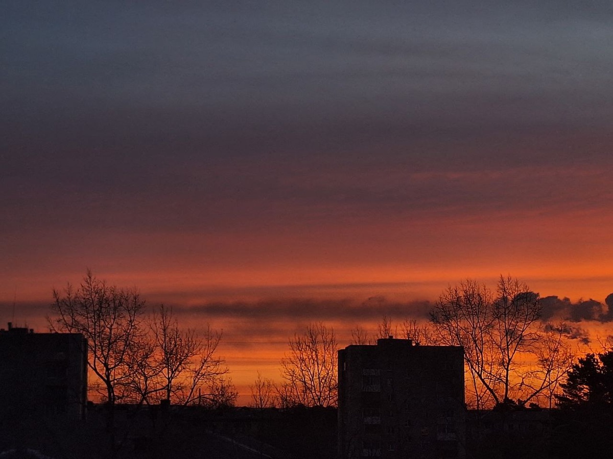 Солнышко встаёт или спать ложится, кто угадает?