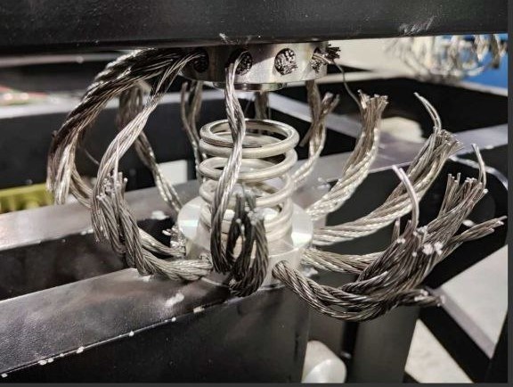 Пример некорректной установки виброизолятора, приведшее к значительной его перегрузке и разрушению (подробности - см. виброприложение, ссылка в конце публикации).