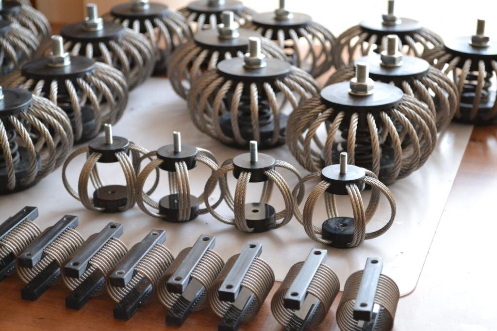 Примеры тросовых виброизоляторов с паспортизированными АЧХ.