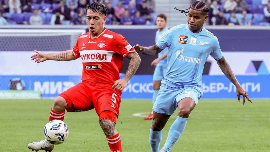    14 марта. Российская премьер-лига. "Эсекьель Барко ("Спартак") и Вильмар Барриос ("Зенит") во время матча. Автор фото: Александр Демьянчук/ТАСС