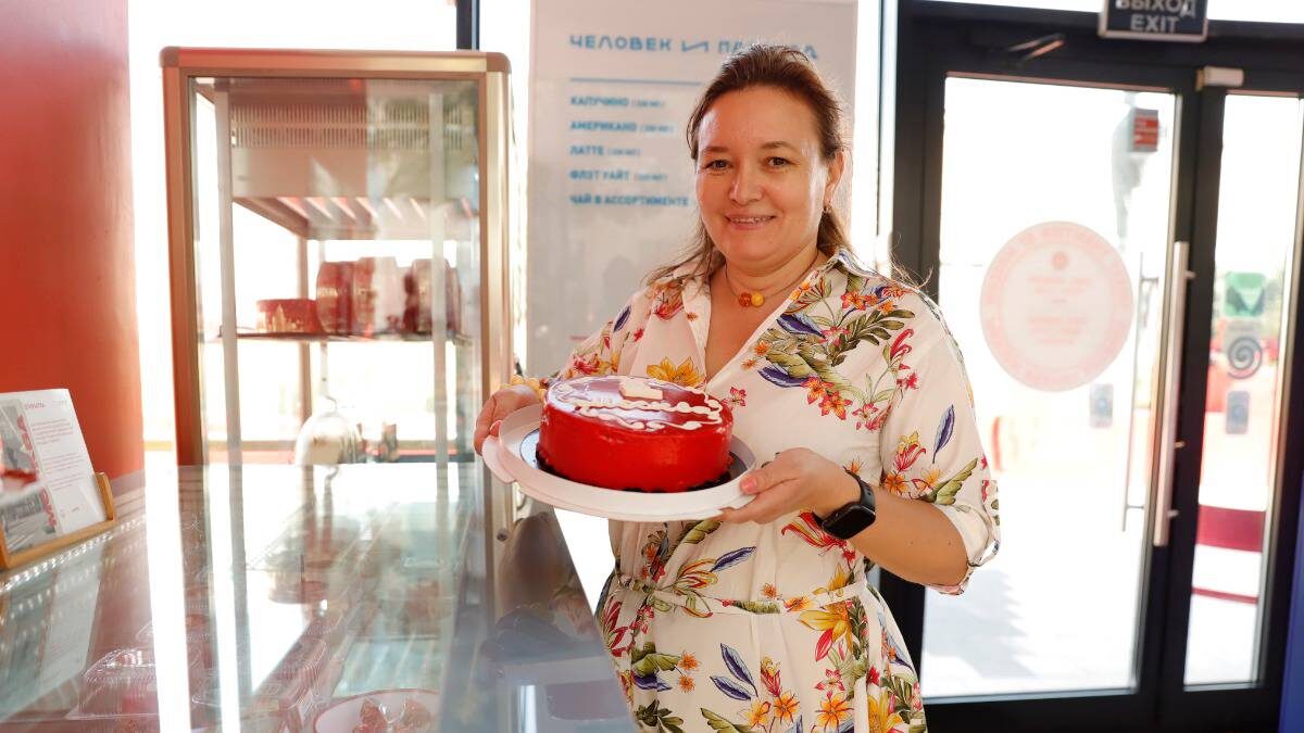    Москвичка Гульназ Халилова угощает родных тортом / Фото: Анатолий Цымбалюк / Вечерняя Москва