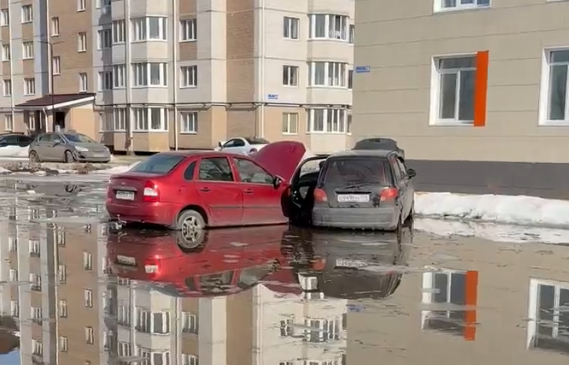 «Вода заливается в подъезд»: микрорайон под Воронежем ушёл под воду из-за паводка