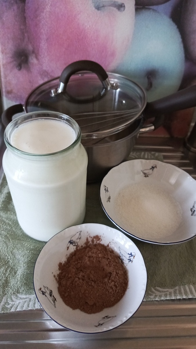 Подготовить необходимые продукты. Молоко, сахар, какао - порошок. Ёмкость, венчик. Фото автора.