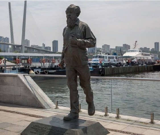 Чегодаев. Памятник Солженицыну во Владивостоке. 2015.