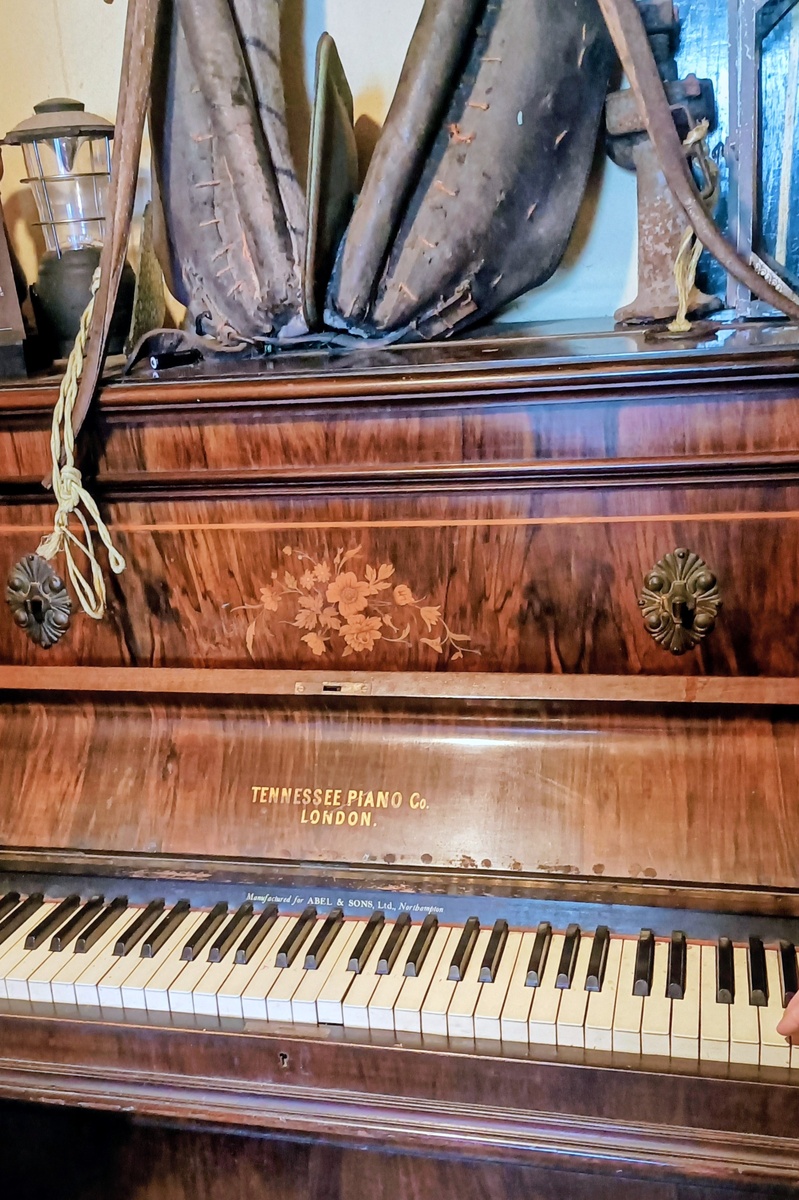 Старинное пианино в баре- ресторане Luker' s. Shannonbridge. Графство Оффали. Ирландия. Фото автора 