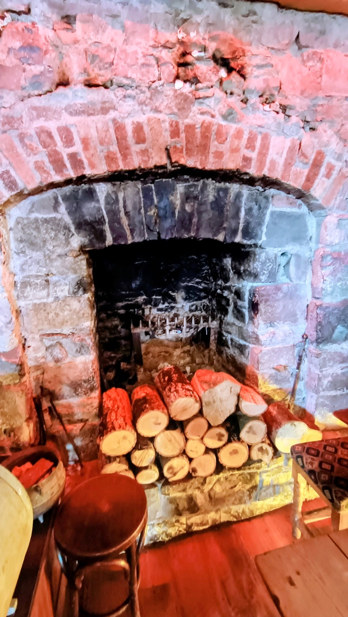 Камин 18 века в баре-ресторане Luker' s . Shannonbridge. Графство Offaly. Ирландия. Фото автора 