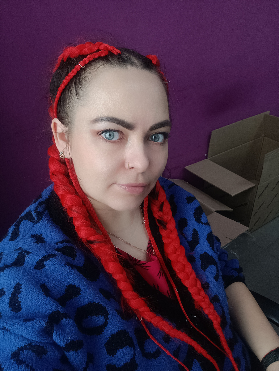 Это я грустная и недовольная на другом ПВЗ, где в основном работала. Вспомните какие по началу были фото, я была радостная, а теперь я думала, чтобы быстрей прошло время и я могла отсюда свалить. 