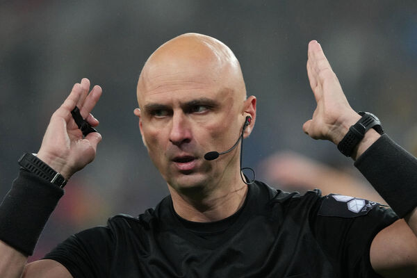 Главный судья Сергей Карасёв во время матча 8-го тура чемпионата России по футболу среди клубов Премьер-лиги между ПФК ЦСКА и ФК «Спартак», 20 сентября 2021 года / Александр Вильф/РИА Новости   📷