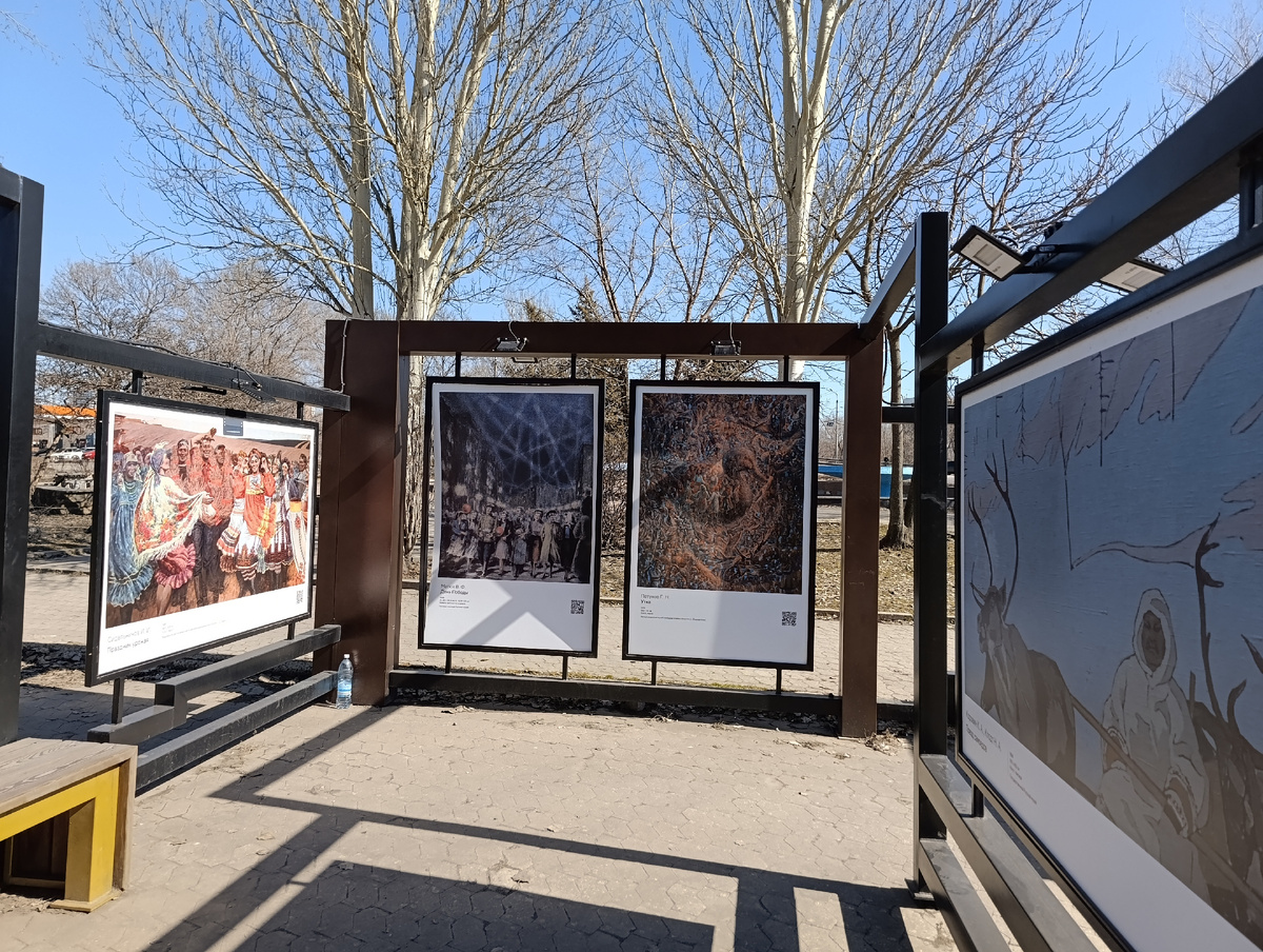 Уличная картинная галерея возле цирка "Космос". В прошлом году здесь были картины, посвящённые 80 - летию Победы в Великой Отечественной Войне.