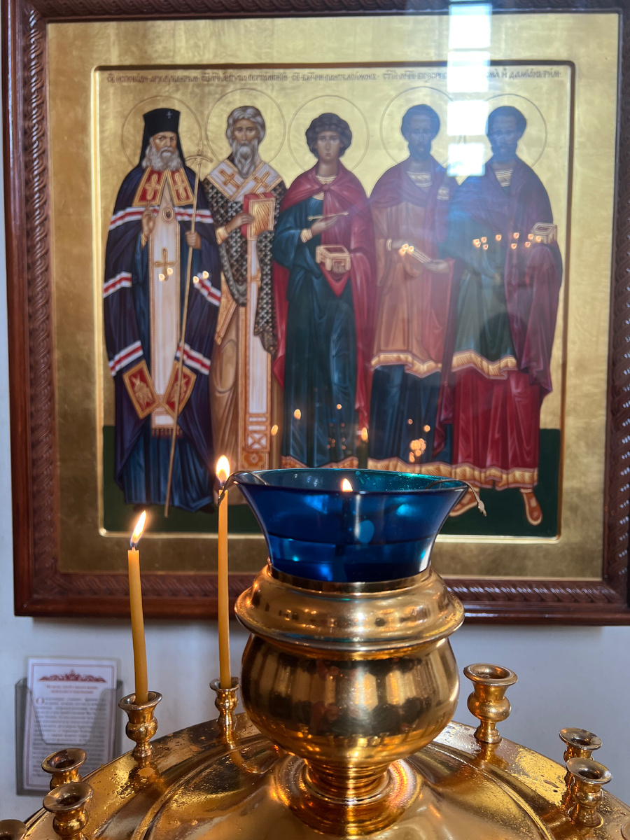 Фото автора: Россия, Москва, храм Серафима Саровского, икона Святых врачей. 