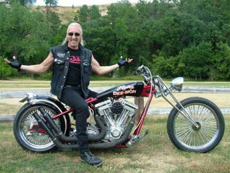 15 марта 1955 года родился Ди Снайдер (Dee Snider), вокалист и предводитель американской глэм-рок группы Twisted Sister, автор книги "Курс