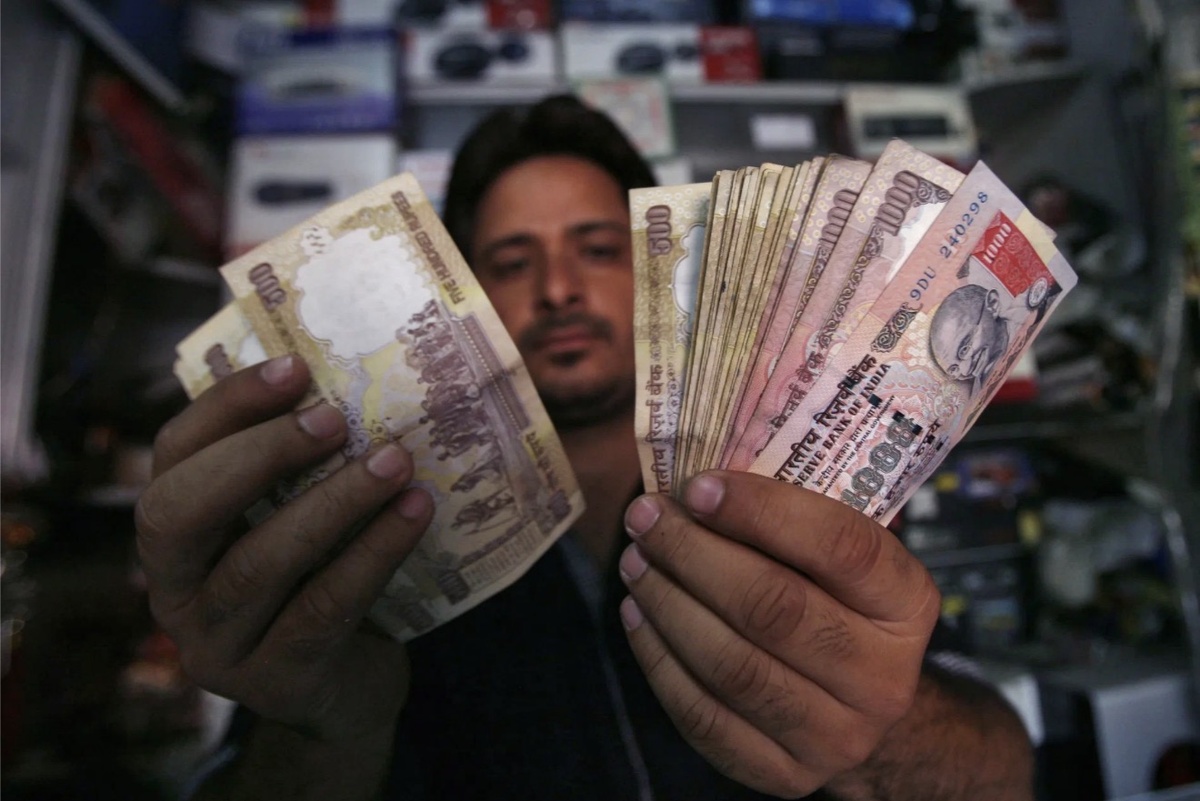 Этот человек зарабатывает $10,000 в день, но его ванна — это тазик во дворе