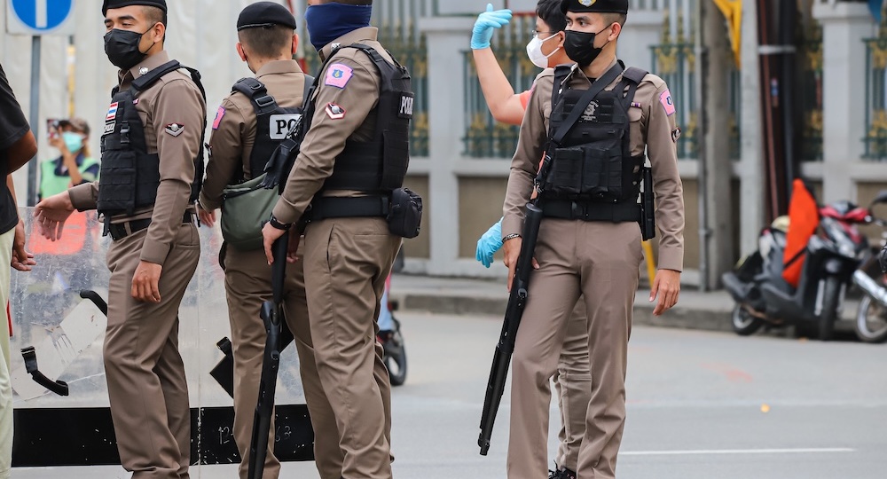 Россиянина избили на Шри-Ланке за царапину на доске для серфинга