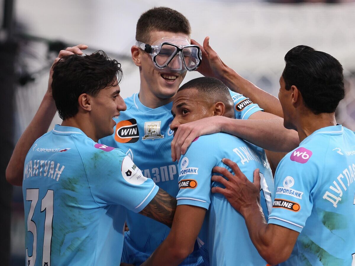    Российский футболист петербургского "Зенита" Александр Соболев надел маску для снорклинга во время празднования гола | © РИА Новости / Михаил Киреев