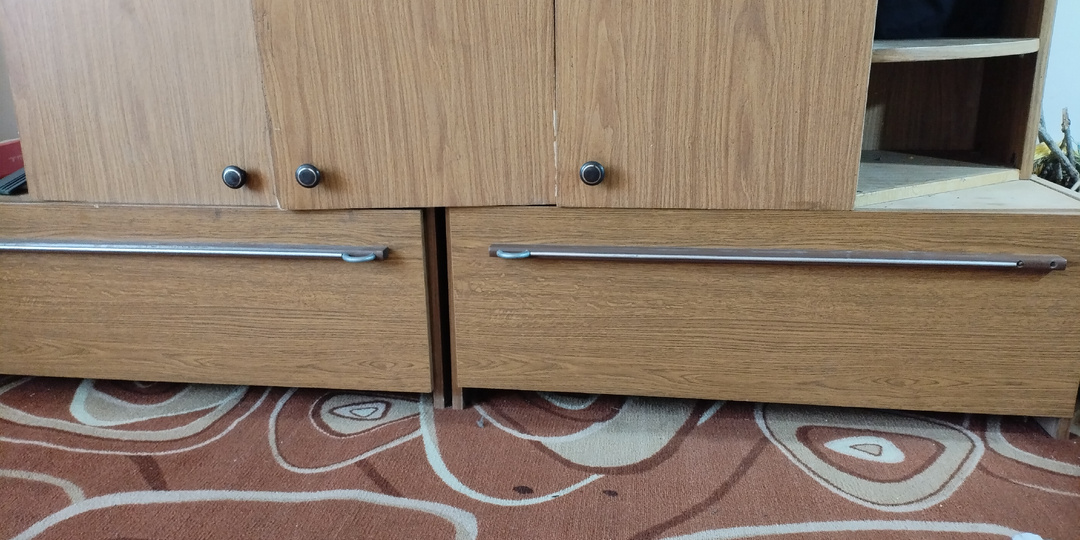 Реставрирую старую мебель бесплатно, развлекаюсь как могу.