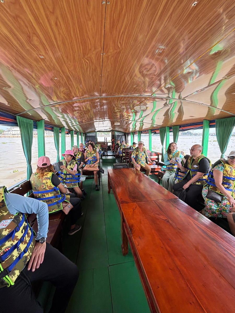 Переплываем реку Меког — одну из самых широких и длинных рек ЮВА.