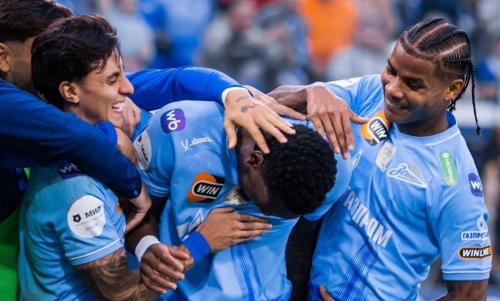    Футболисты «Зенита» празднуют гол Джона Дурана в ворота «Спартака». ФК «Зенит»