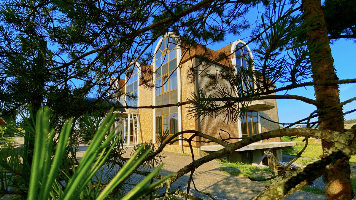 Большой дом Селö