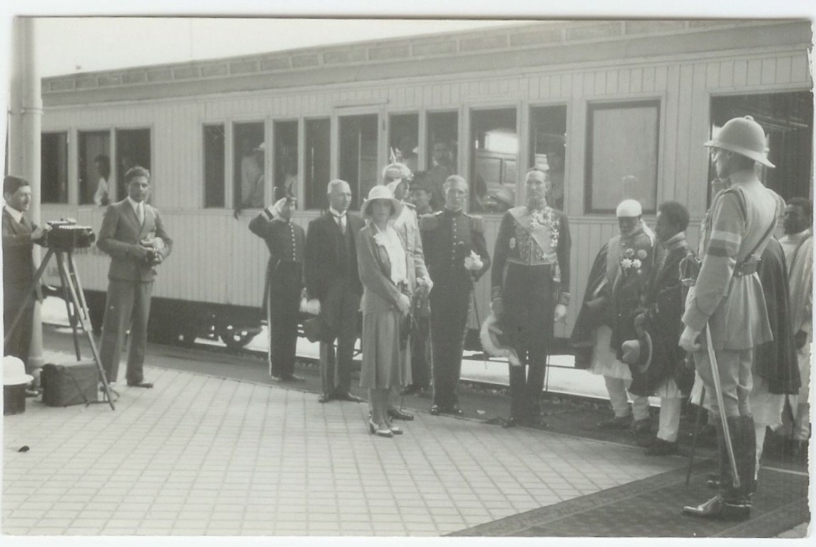 Наследный принц Асфа Восен принимает иностранных дипломатов на железнодорожном вокзале Аддис-Абебы. На фотографии слева показаны королевские придворные фотографы Бедрос Бояджян и его сын Хайгаз. Бедрос за камерой, а Хайгаз стоит слева от него. Источник