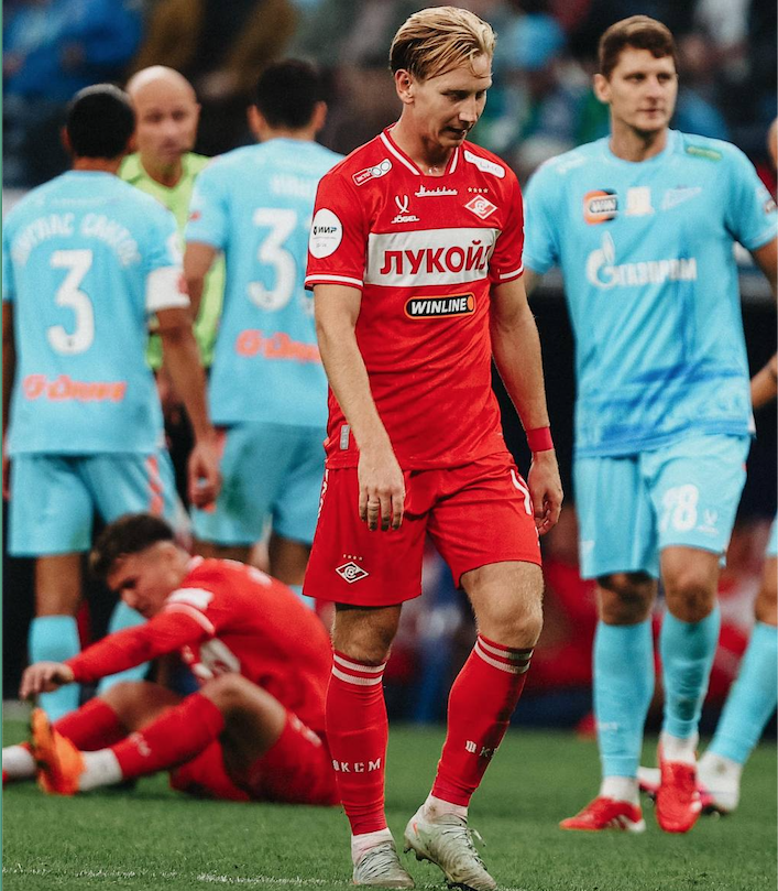 Наиль Умяров и его партнеры грустят: "Спартак" не может победить "Зенит" в Петербурге уже 14 лет. Фото: ФК "Спартак". 