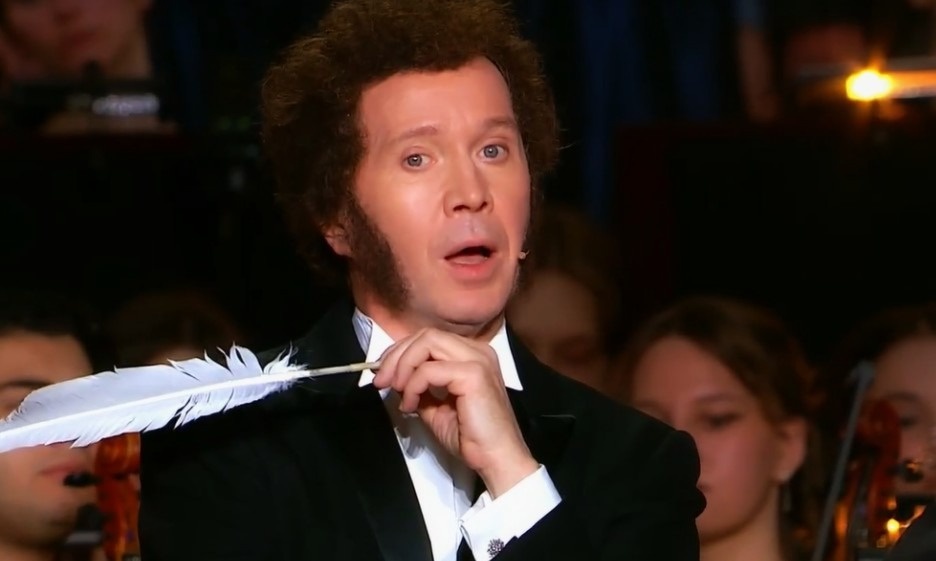 Сам по себе номер был исполнен великолепно. Миронов - актёр огромного масштаба, и зал слушал внимательно. Все ждали, к чему приведёт эта история.
