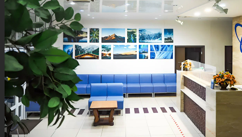 Это холл, где с вами беседуют, отвечают на возникающие вопросы. Коротко, чётко. В этот день было очень много людей. Исследования могут быть платными и по квоте. 