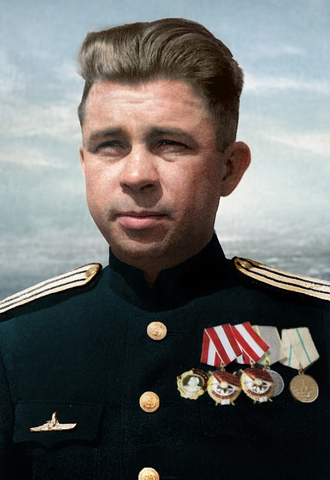 Александр Маринеско. Звание Героя Советского Союза было присвоено только в 1990м году. Взято с http://history.ru/read/articles/chto-takoie-ataka-vieka