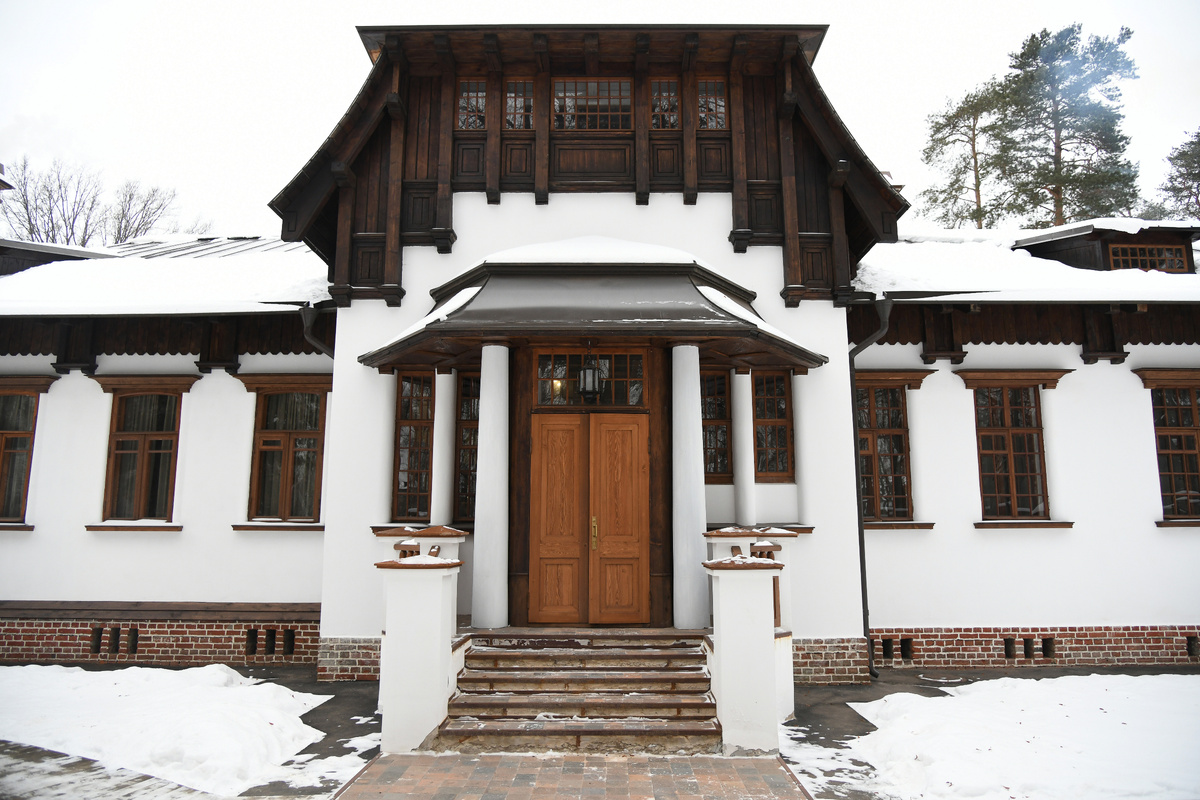 Над центральной частью дома возвышается мезонин, в котором размещалась домашняя молельня Морозова