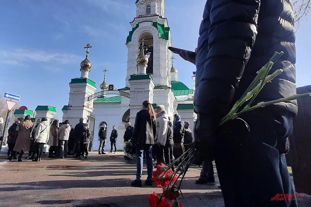    В руках у гостей — большие букеты роз, гвоздик, венки. Фото: АиФ/ Эдуард Кудрявицкийй