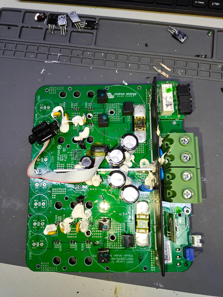 лицевая часть, кругами на плате обозначены места нахождения дросселей.