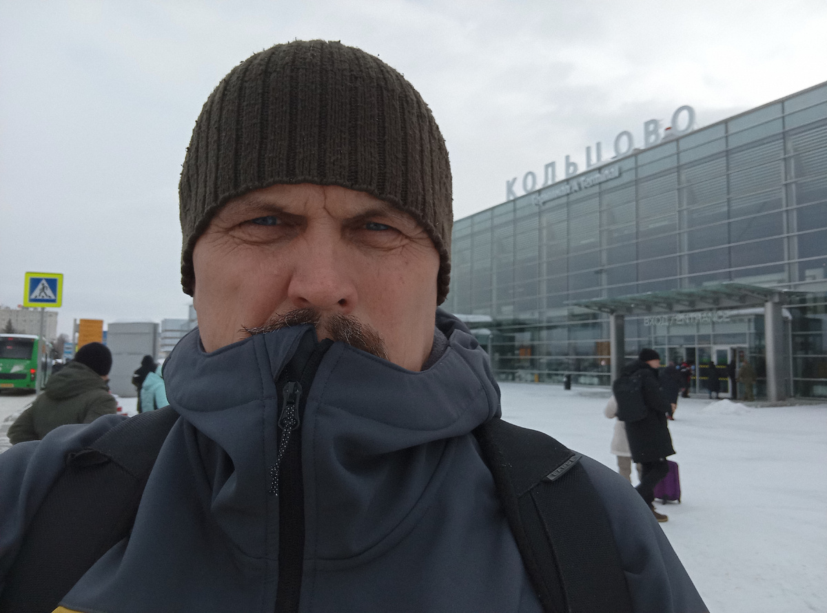 Аэропорт Кольцово, ждём такси. Фото из личного архива автора.