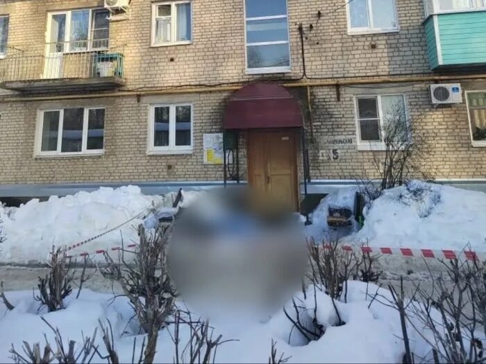 Женщина погибла из‑за схода снега, общаясь у подъезда
