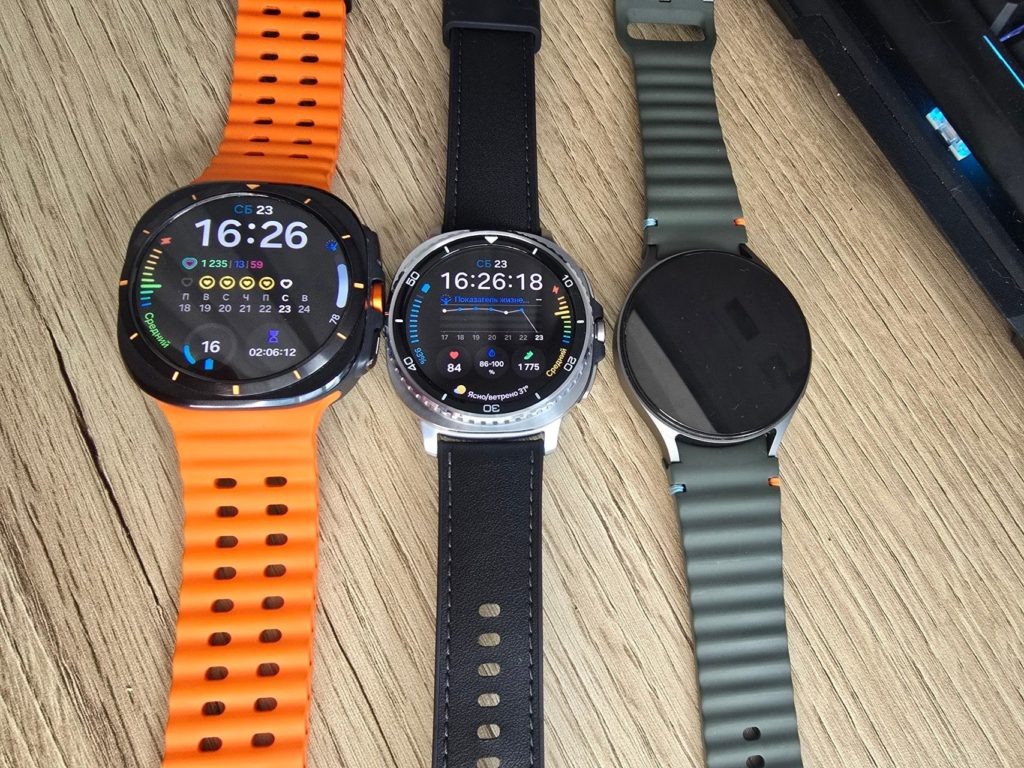    На фото сравнение размеров часов Samsung Ultra, 8 Classic и 7й серии. Вячеслав Елисов