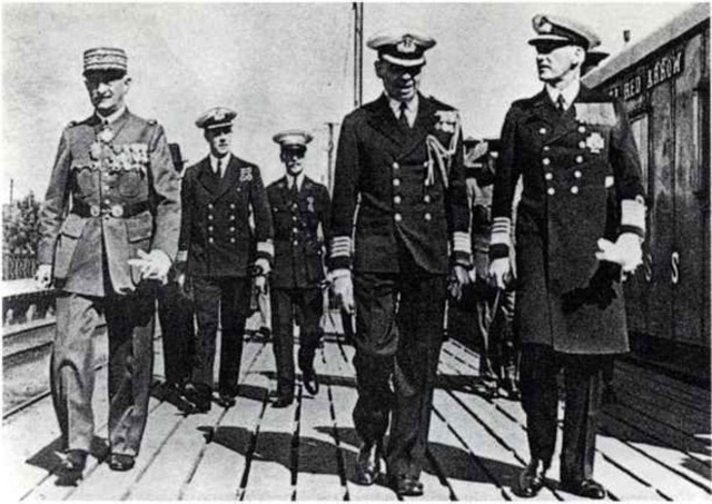 Ж. Думенк (глава французской военной миссии) и Р. Дракс (глава английской военной миссии) на Ленинградском вокзале в Москве в 1939 г.