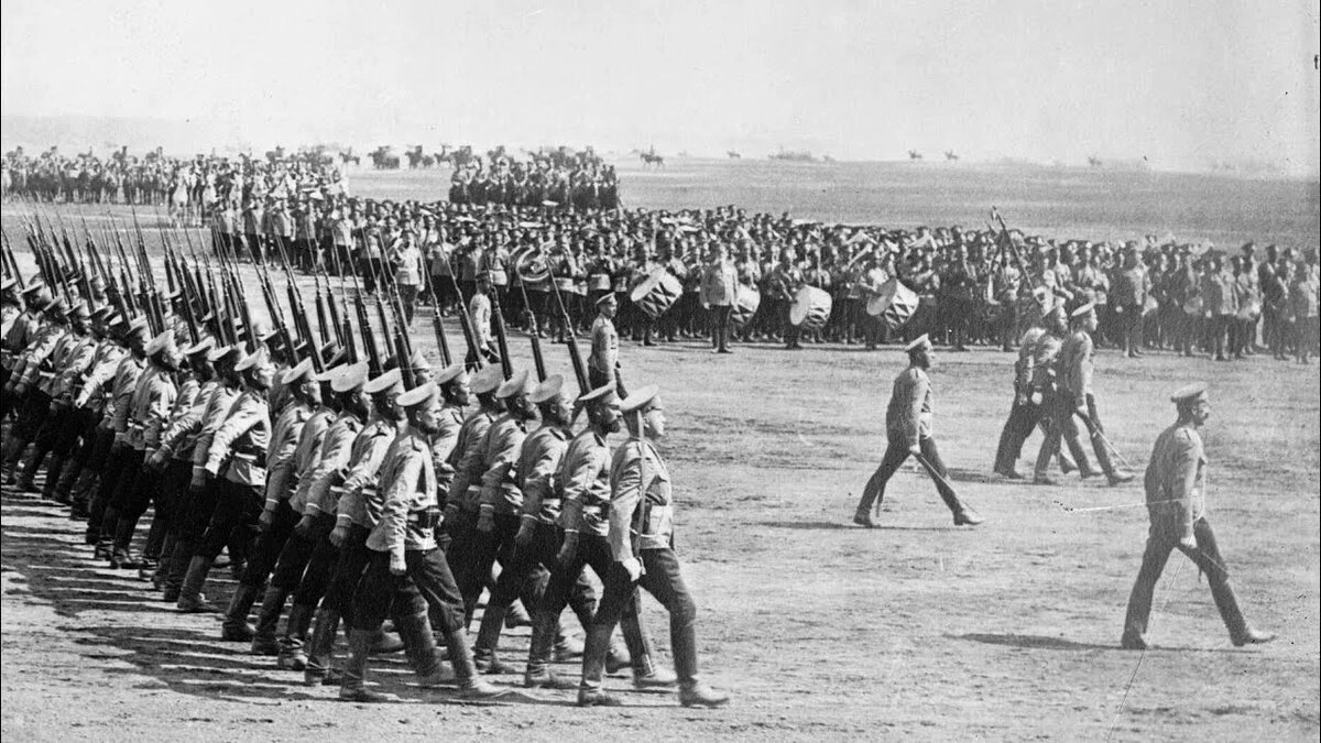 Групповой снимок солдат на фронте Первой мировой (русская пехота на марше), 1916–1917 гг.