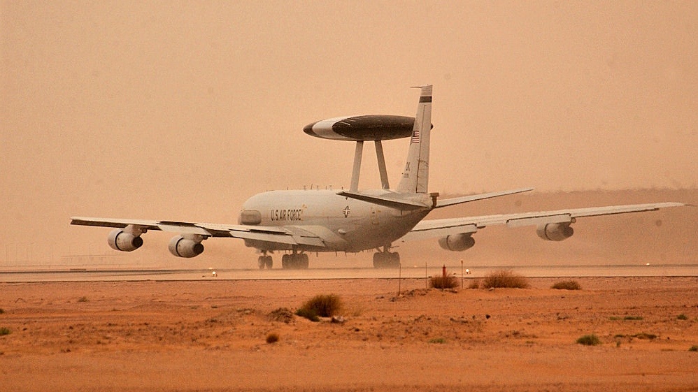    Самолет дальнего радиолокационного обнаружения и управления E-3 США на авиабазе Принц Султан. Саудовская Аравия   
Военно-воздушные силы США (сс)