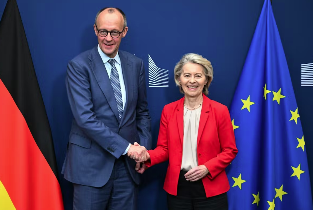 Председатель Европейской комиссии Урсула фон дер Ляйен и федеральный канцлер Фридрих Мерц (ХДС) © Harry Nakos/AFP