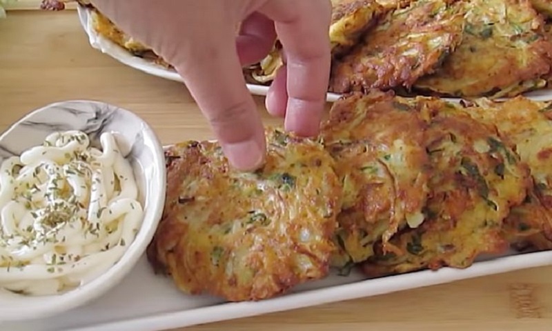 Ужин без лишних хлопот: как сделать луковые драники, чтобы никто и не заметил, из чего они на самом деле