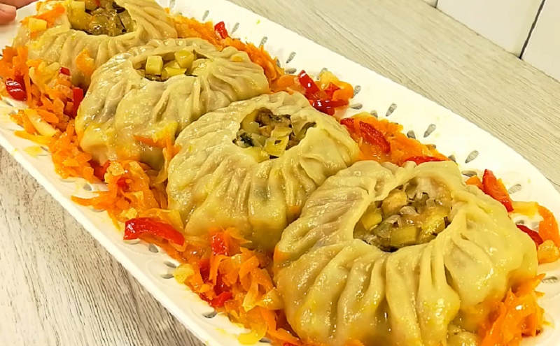 Открытые манты на овощной подушке: домашний восточный деликатес без пароварки