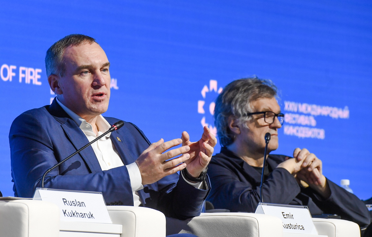    Губернатор Ханты-Мансийского автономного округа - Югры Руслан Кухарук и Эмир Кустурица  Сергей Русанов/ТАСС