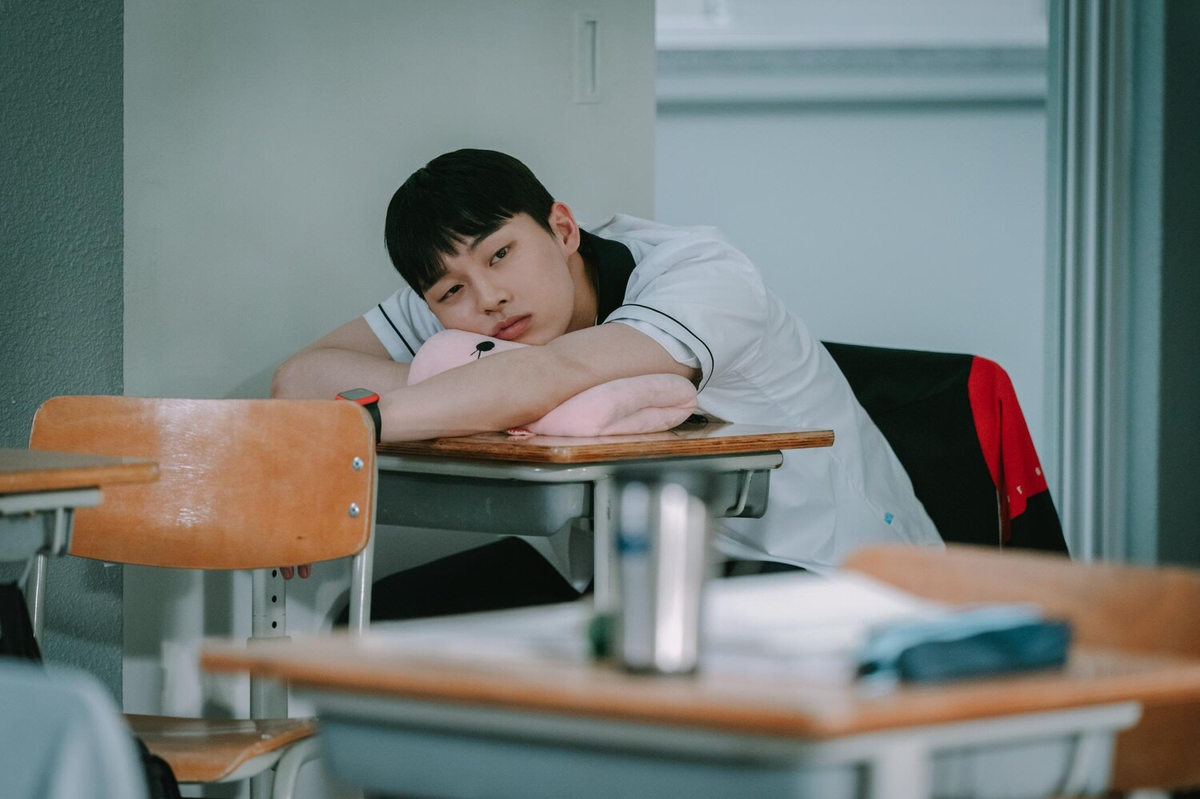 Дорама "Слабый герой" 2022