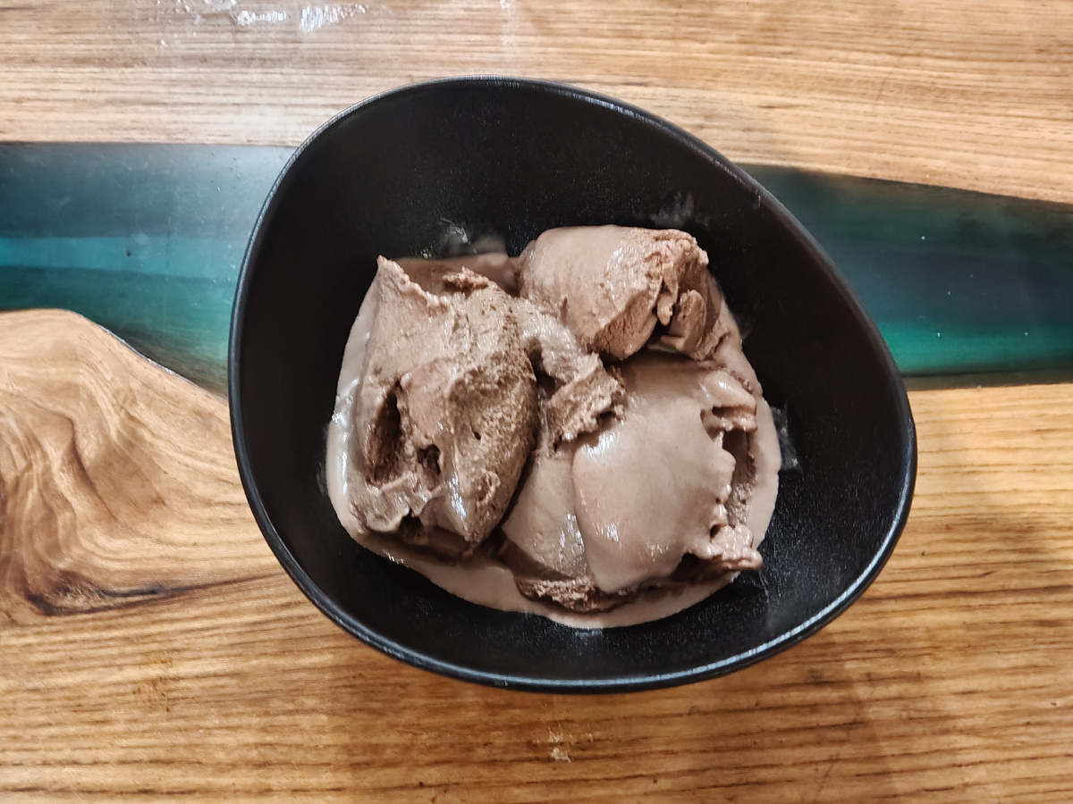 Домашнее мороженое и выглядит по домашнему)