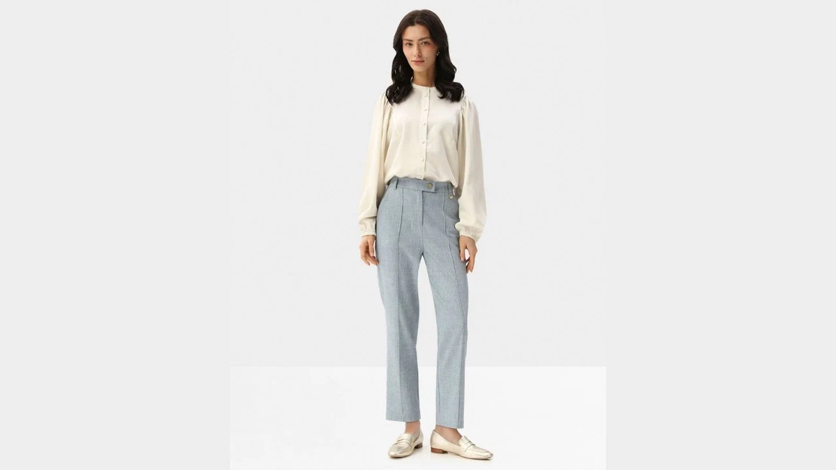 Классические брюки с застроченными стрелками можно сочетать с грубыми ботинками и белыми кедами 