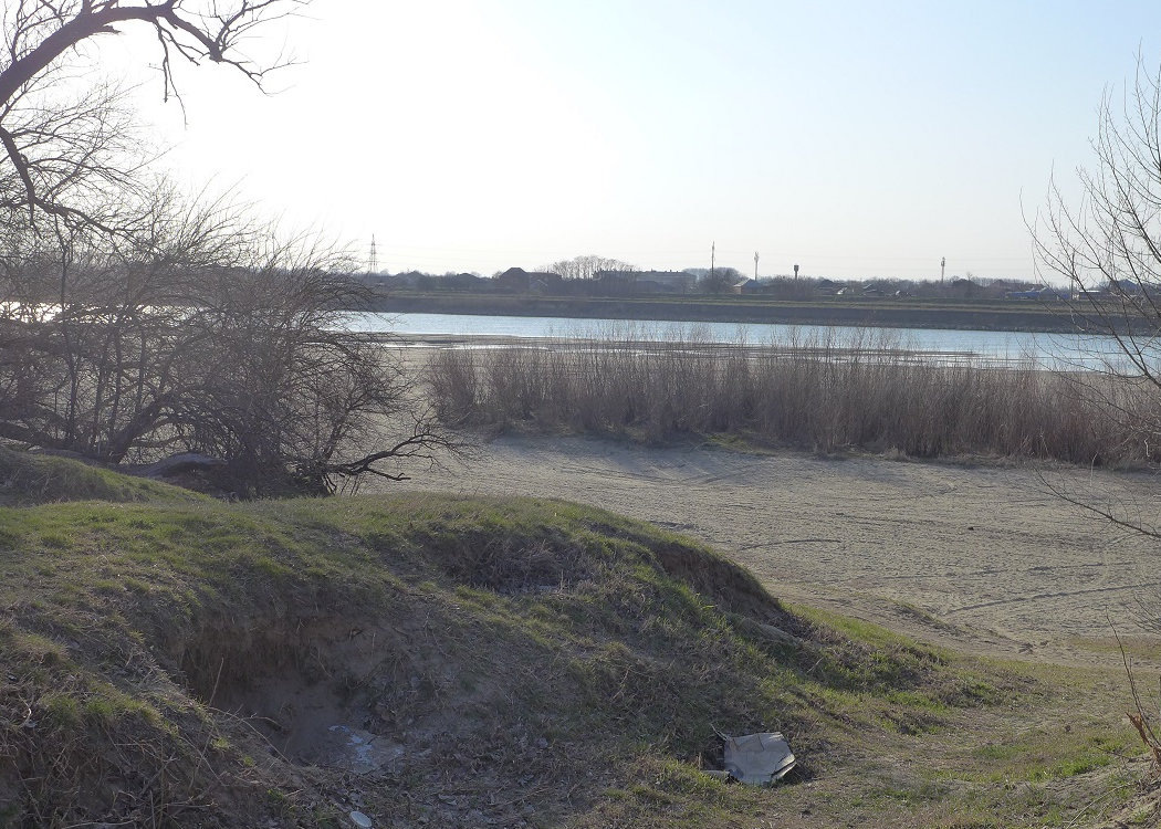 На реке устойчиво держится зимний уровень воды.