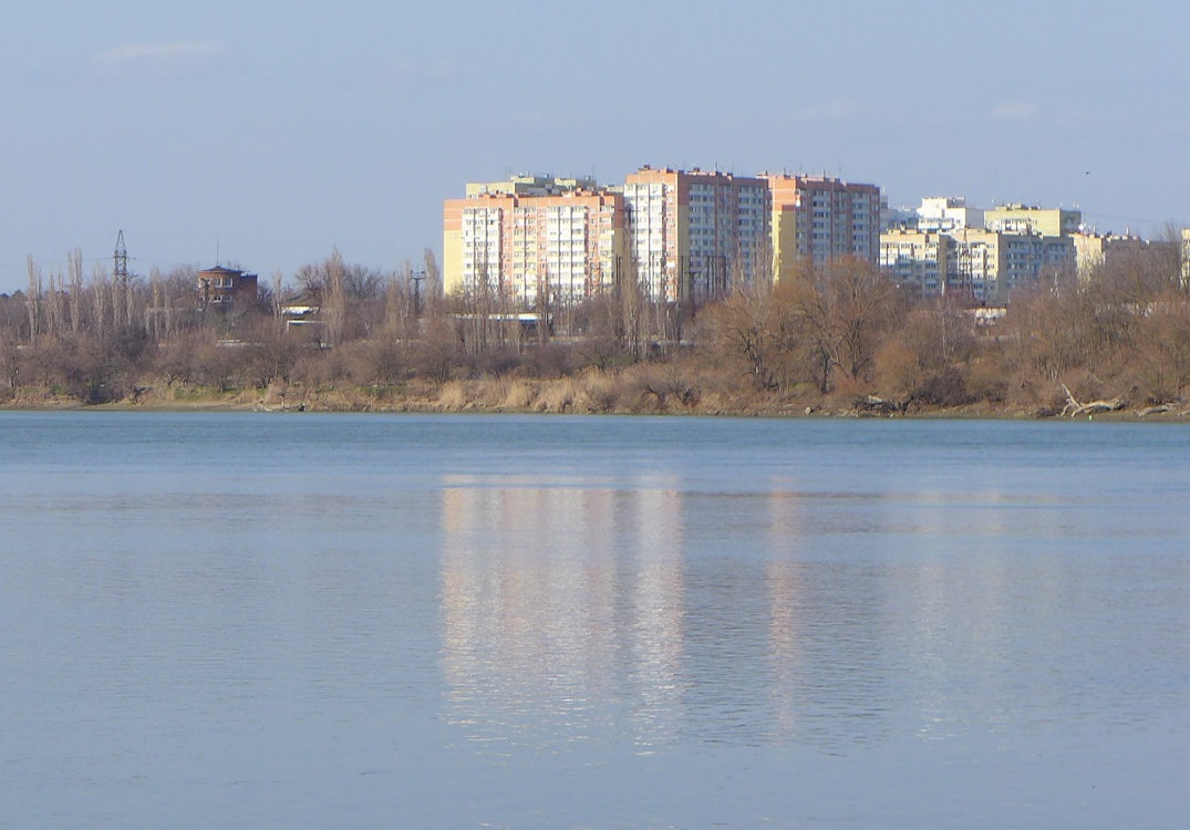 Непривычно видеть реку Кубань без рыболовов, тем более в такую прекрасную погоду! Но рыболовов действительно не было...