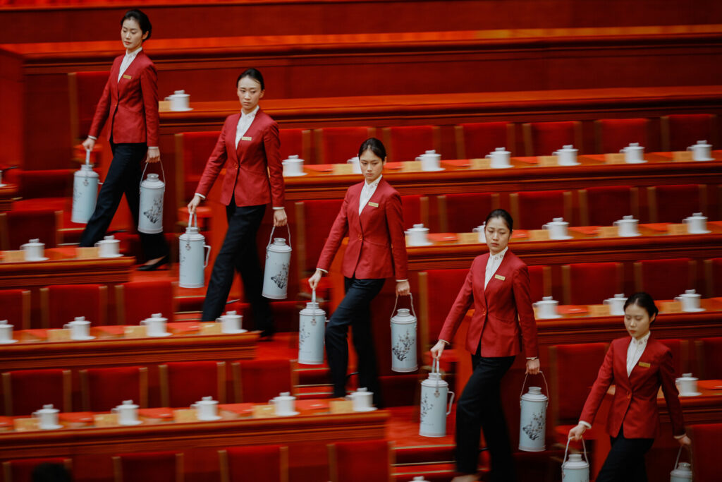 Хостес готовят чай для делегатов перед церемонией закрытия Китайского народного политического консультативного совета в Доме народных собраний в Пекине, 11 марта 2026 года. Vincent Thian/AP. К тексту отношения не имеет.