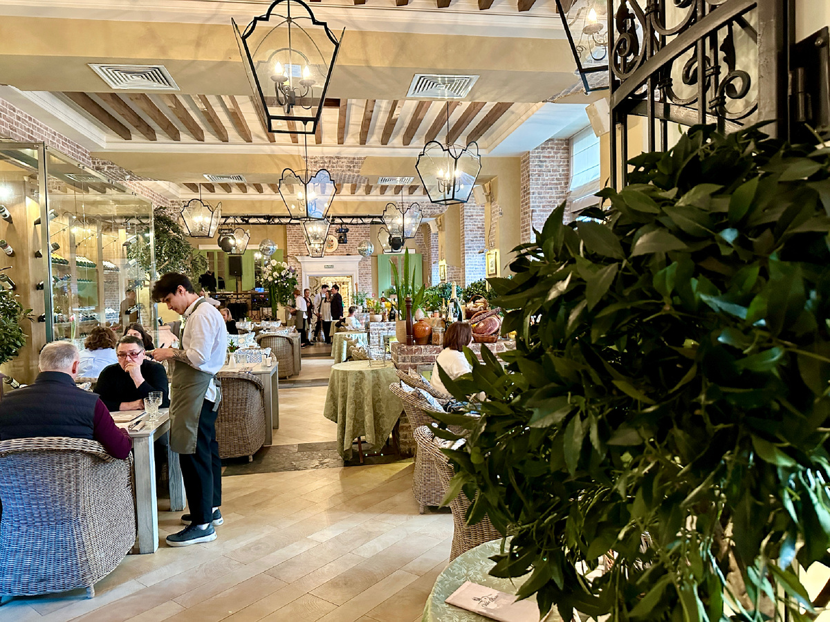 Это фотография большого зала. Мы сидели в маленьком, он показался мне более уютным для нашей компании.